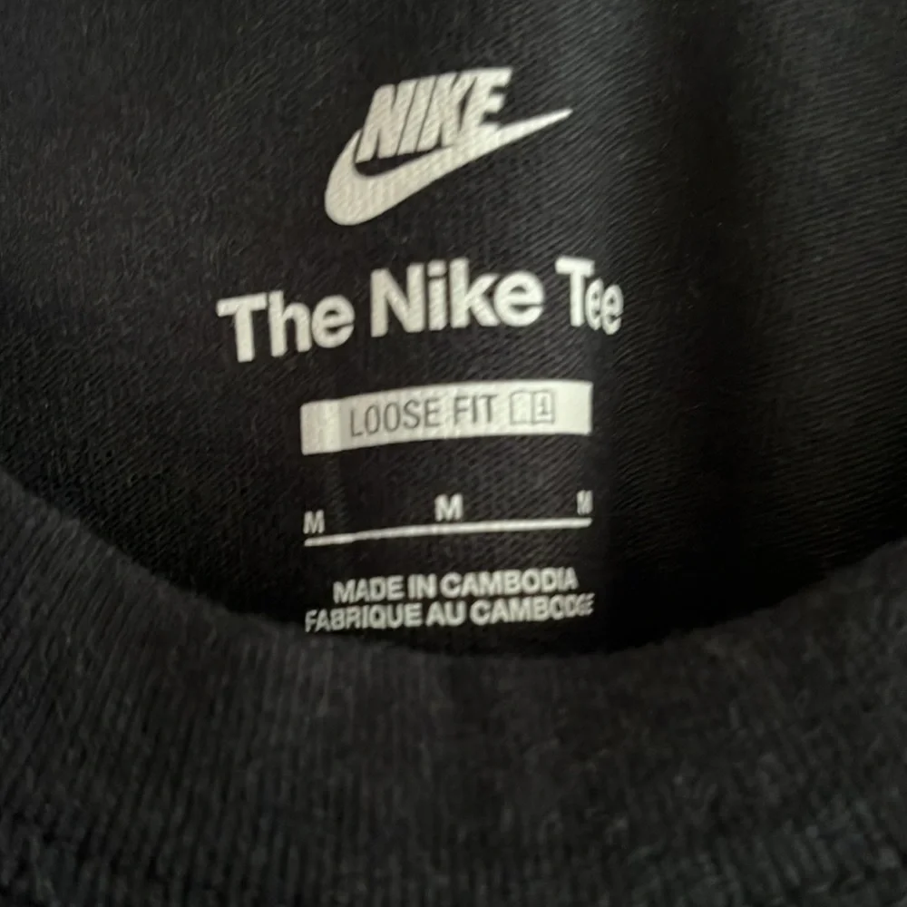 The Nike Tee medium black